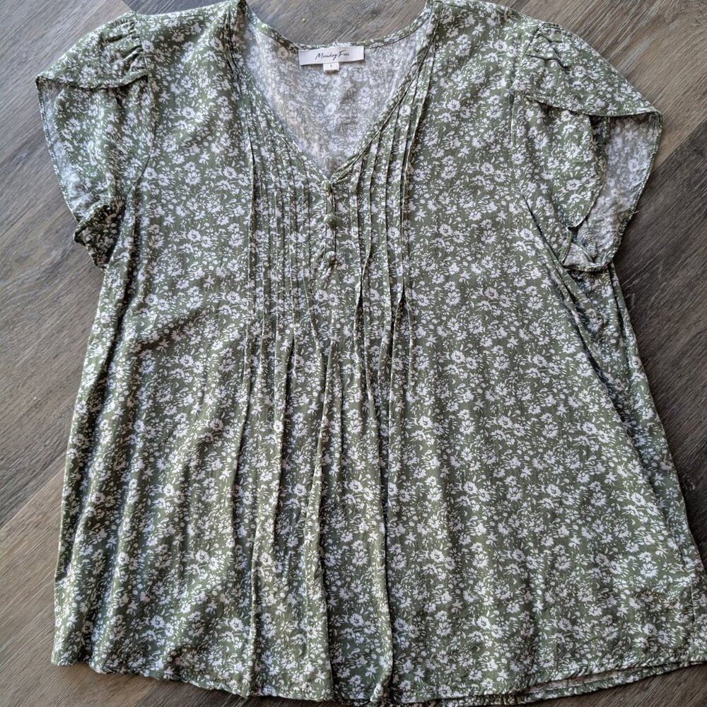 Monday Fun Short Sleeve Blouse Shirt Green White Floral Womens
